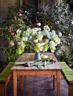 Sommerens skønneste uderum særudgave fra Jeanne d´Arc Living bord med blomster - Tinashjem